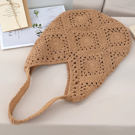 Bolsa de ombro feminina estilo boho em palha, modelo para usar sob o braço; bolsa de verão para praia, trançada, com detalhe de flor vazada; sacola casual de crochê ideal para compras.