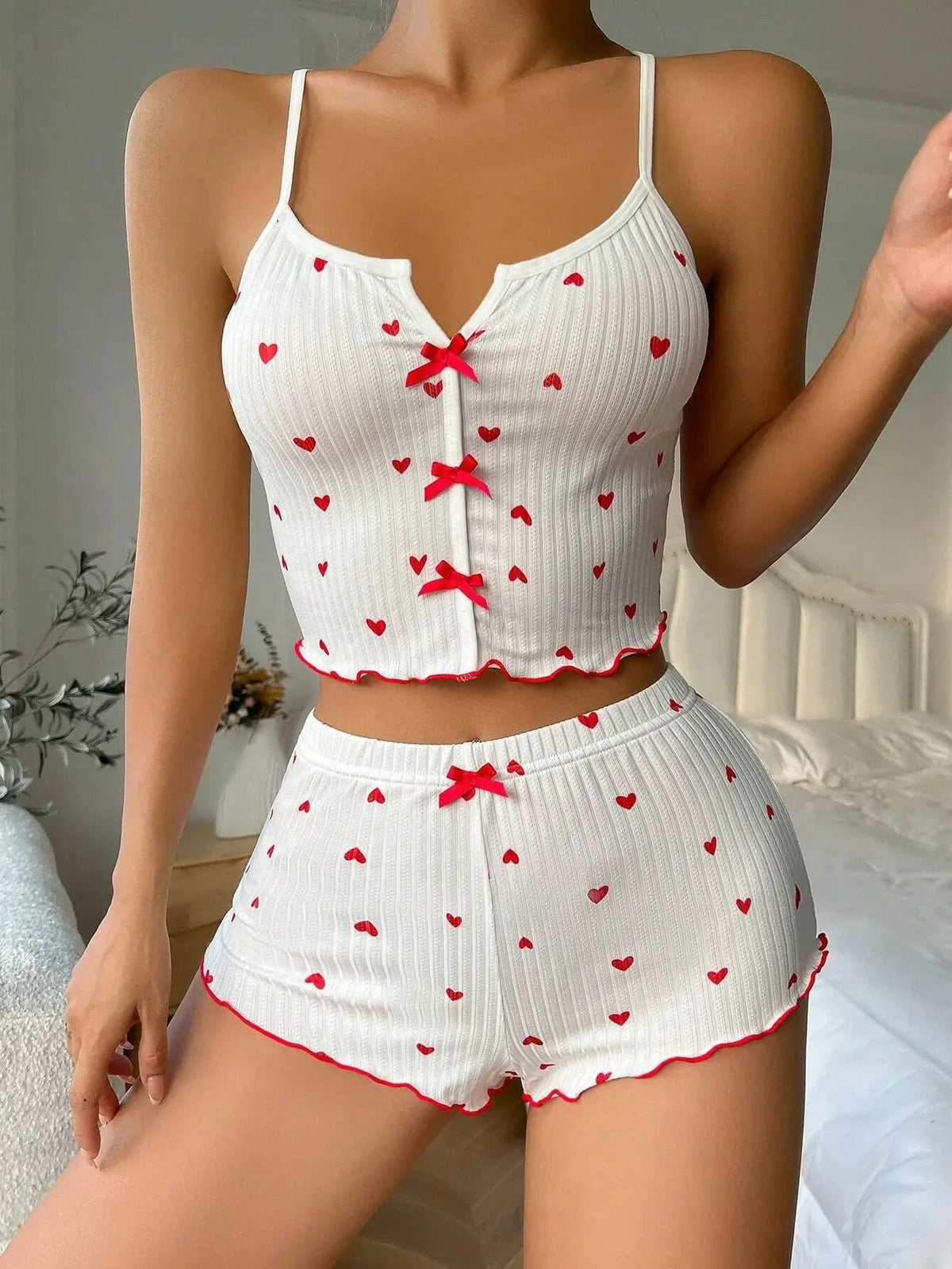 Conjunto de Pijama Feminino Sexy – Estampa de Corações, Cetim com Toque de Seda, Decote em V, Regata e Shorts – Roupa de Dormir e Loungewear
