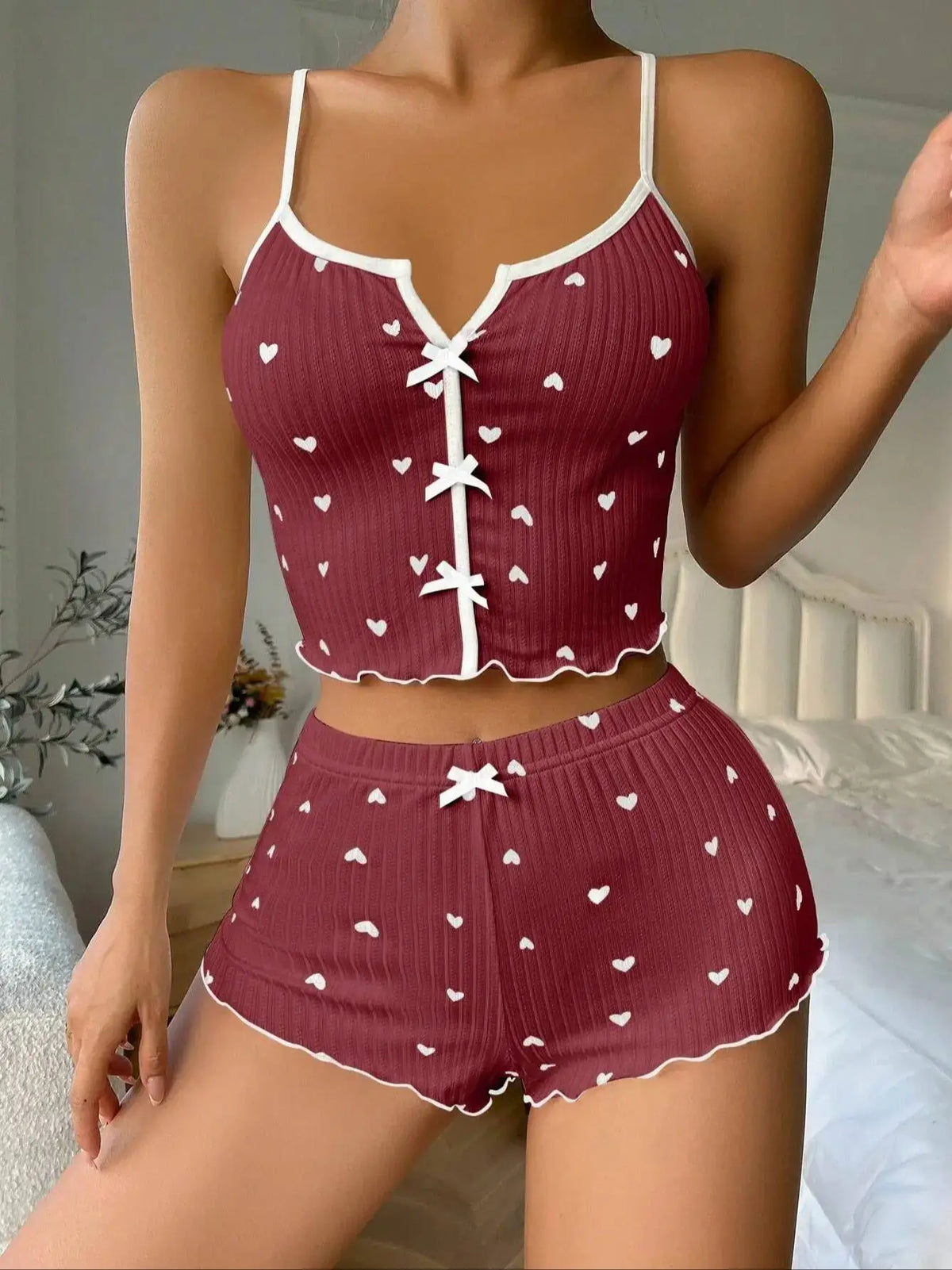 Conjunto de Pijama Feminino Sexy – Estampa de Corações, Cetim com Toque de Seda, Decote em V, Regata e Shorts – Roupa de Dormir e Loungewear