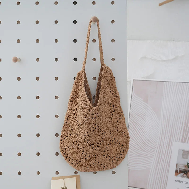 Bolsa de ombro feminina estilo boho em palha, modelo para usar sob o braço; bolsa de verão para praia, trançada, com detalhe de flor vazada; sacola casual de crochê ideal para compras.