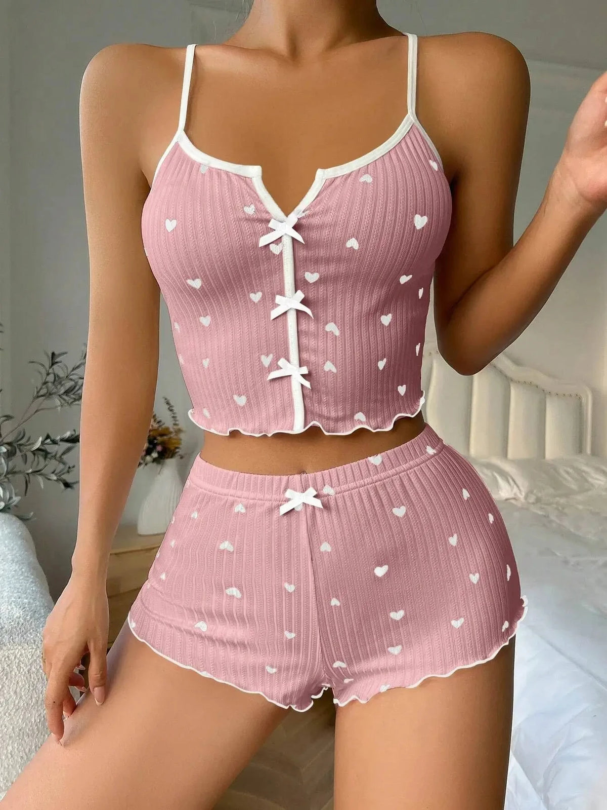 Conjunto de Pijama Feminino Sexy – Estampa de Corações, Cetim com Toque de Seda, Decote em V, Regata e Shorts – Roupa de Dormir e Loungewear