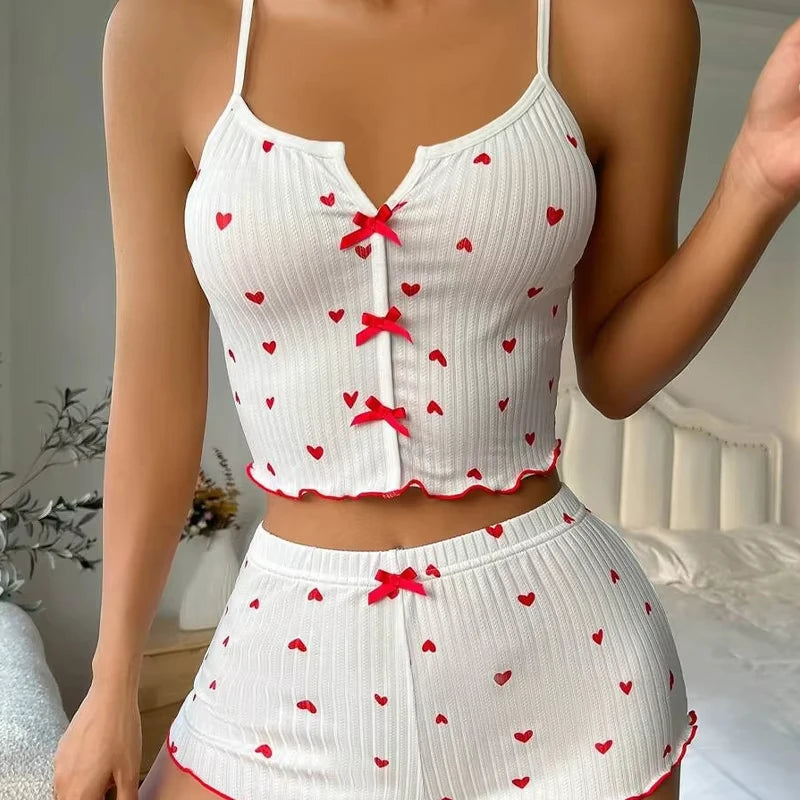 Conjunto de Pijama Feminino Sexy – Estampa de Corações, Cetim com Toque de Seda, Decote em V, Regata e Shorts – Roupa de Dormir e Loungewear