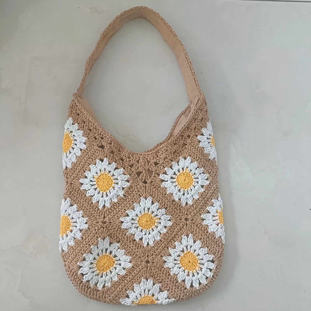 Bolsa de ombro feminina estilo boho em palha, modelo para usar sob o braço; bolsa de verão para praia, trançada, com detalhe de flor vazada; sacola casual de crochê ideal para compras.