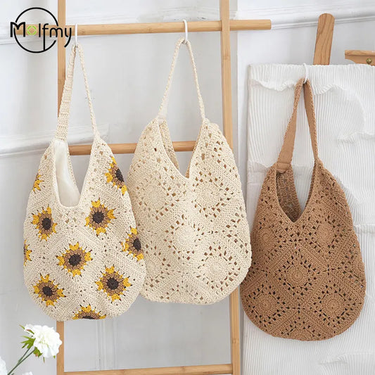 Bolsa de ombro feminina estilo boho em palha, modelo para usar sob o braço; bolsa de verão para praia, trançada, com detalhe de flor vazada; sacola casual de crochê ideal para compras.
