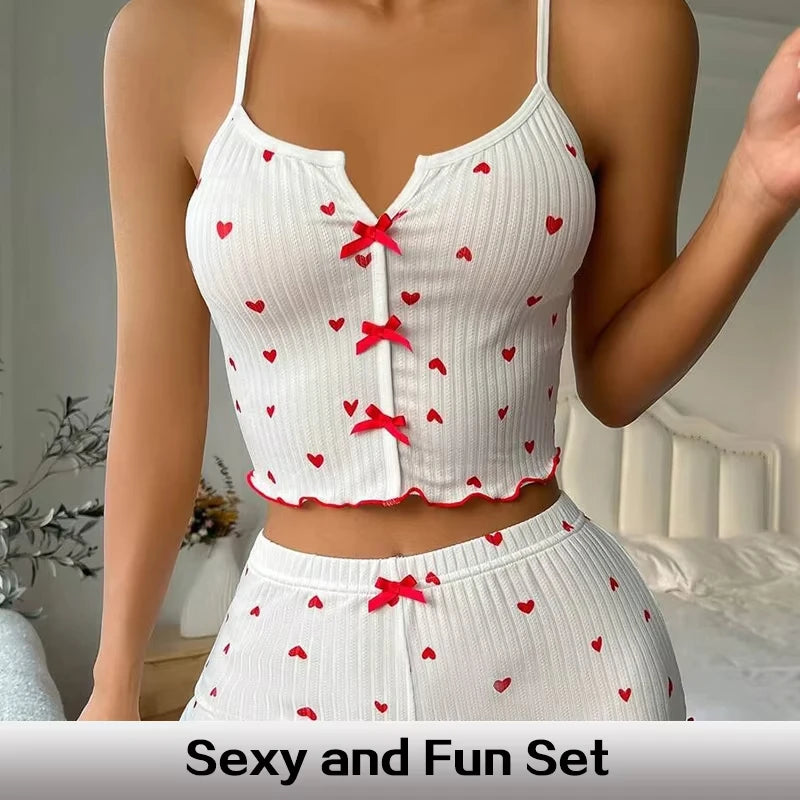 Conjunto de Pijama Feminino Sexy – Estampa de Corações, Cetim com Toque de Seda, Decote em V, Regata e Shorts – Roupa de Dormir e Loungewear