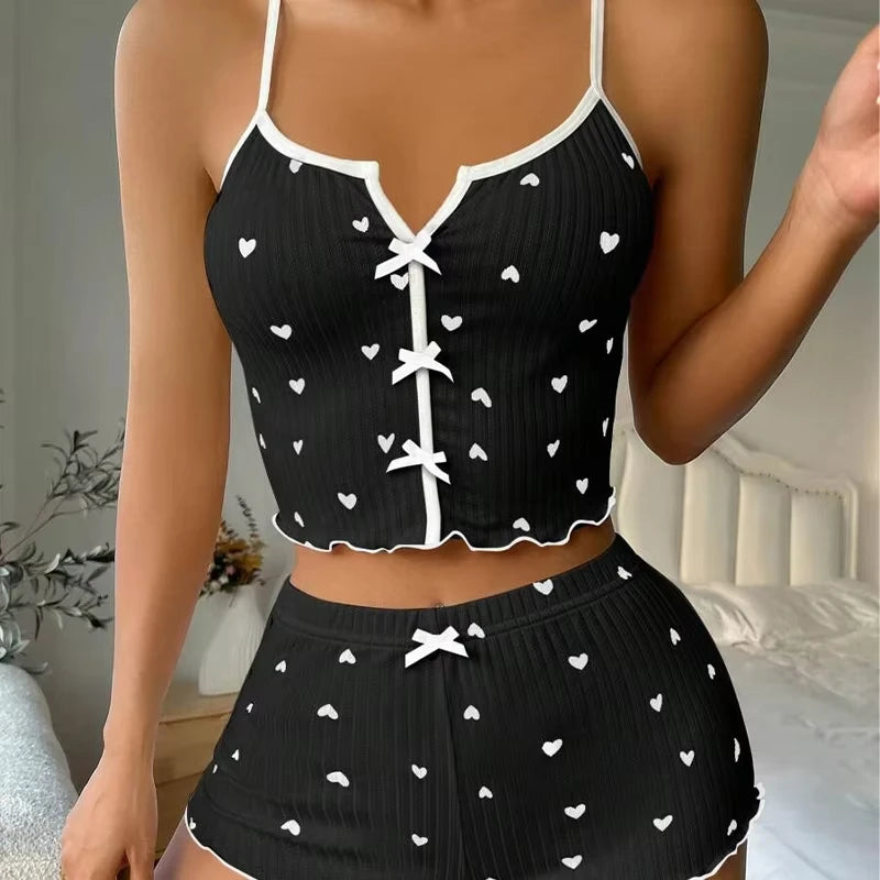 Conjunto de Pijama Feminino Sexy – Estampa de Corações, Cetim com Toque de Seda, Decote em V, Regata e Shorts – Roupa de Dormir e Loungewear